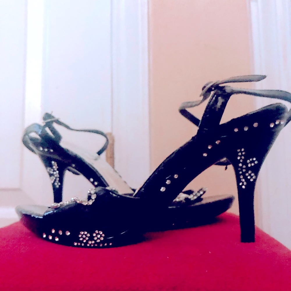 LNWOT Delicacy rhinestone black ankle strap heels